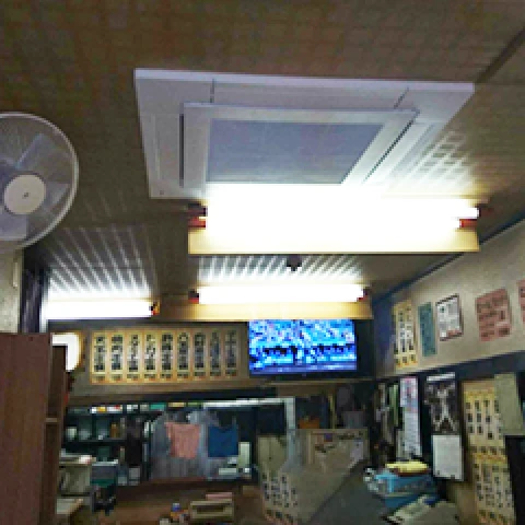 天井カセット形4方向エアコンが設置されている中華料理店の写真