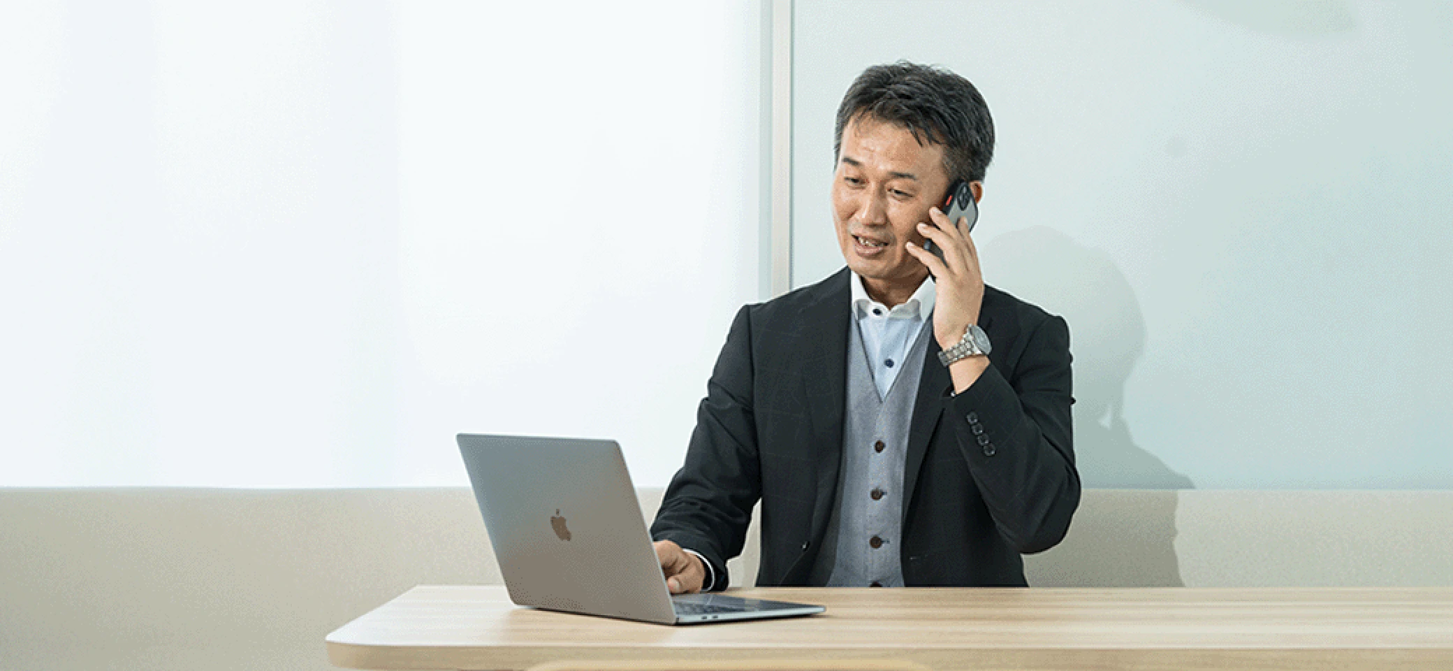 インターネットで商品を選ぶお客様の様子