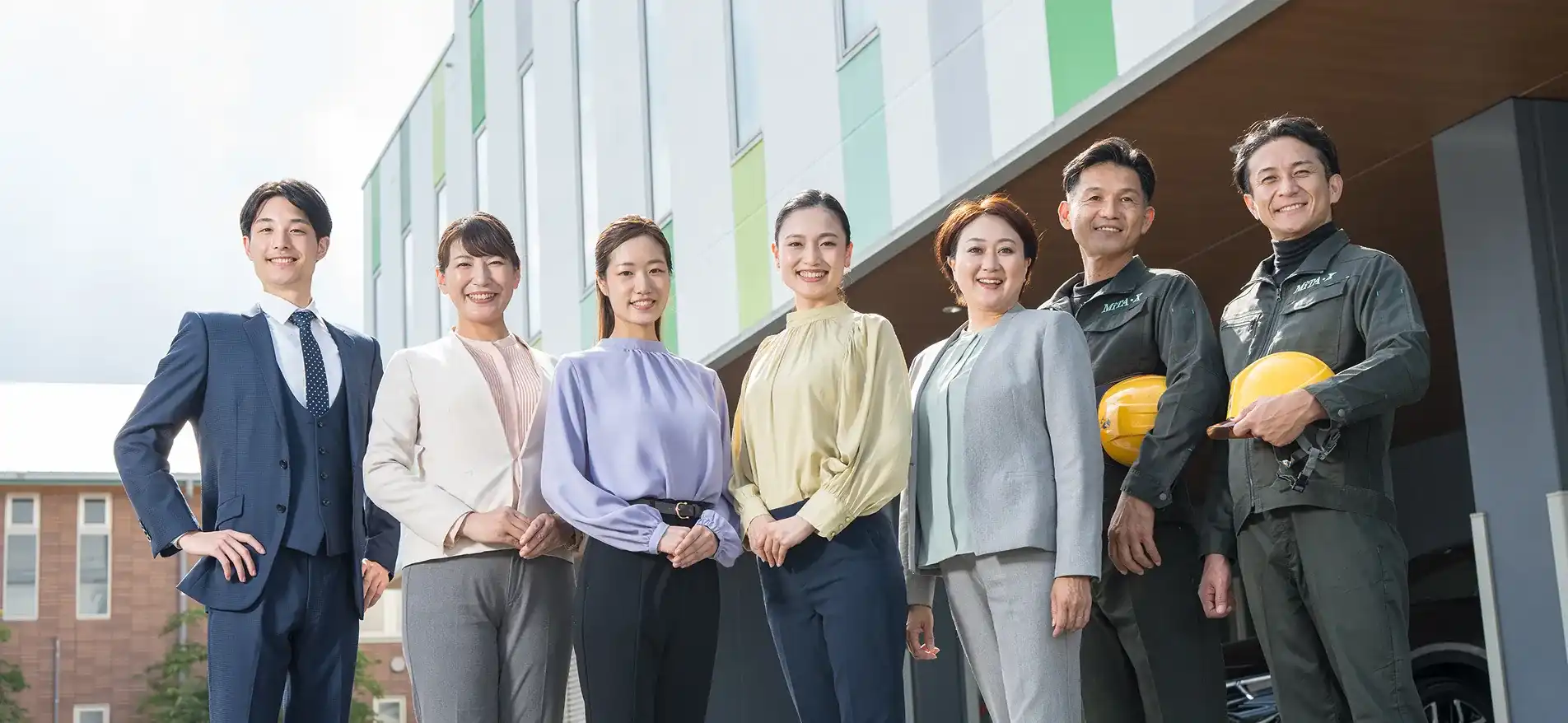 株式会社ミタデン鹿児島本社の前で集合写真