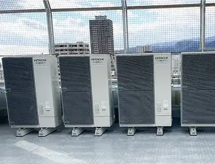 設置された業務用エアコン室外機の全景