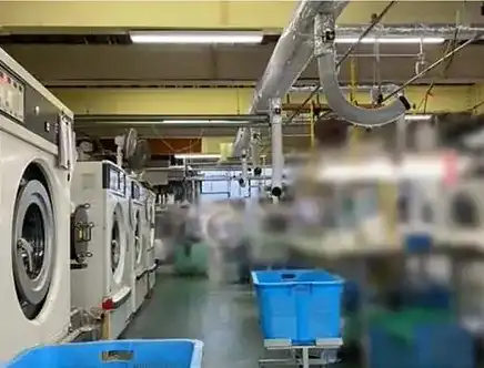 工場作業場に設置されたスポットエアコン設備